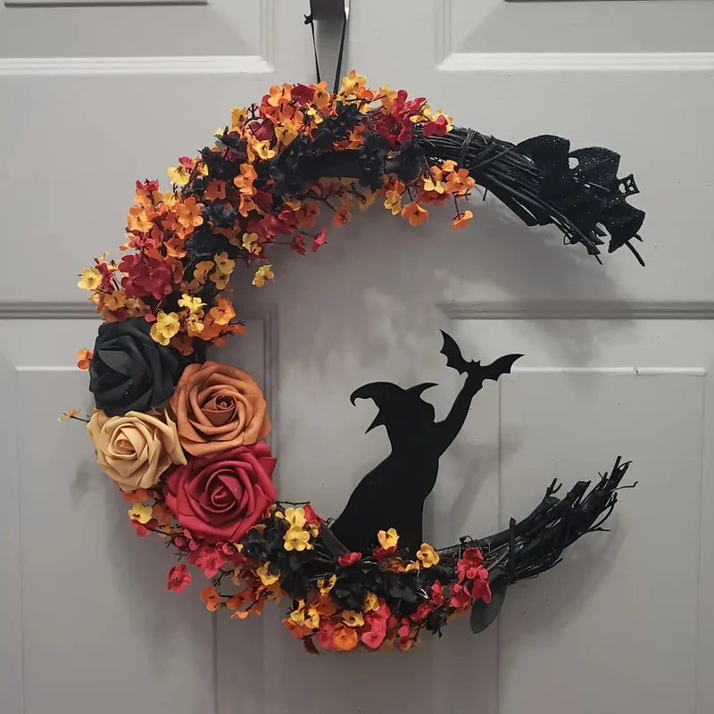 Halvemaankrans – Herfstbloemen met heksensilhouet voor deur of wand