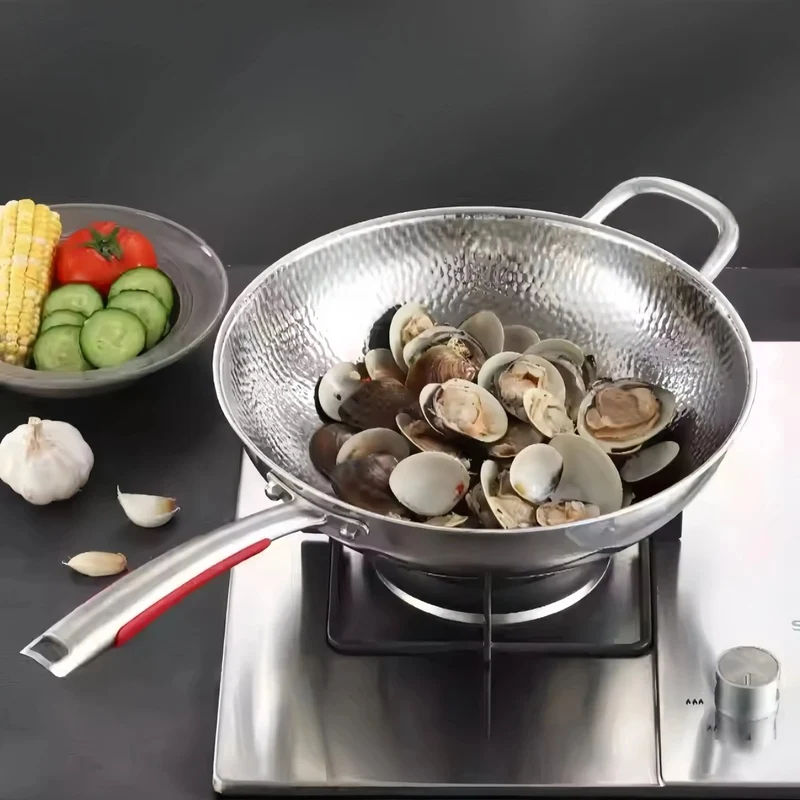 RVS Wokpan met Deksel – Gehamerd Design, Snelle Verhitting & Stevige Handgreep