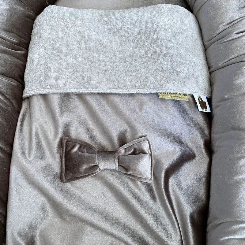 Babydekentje Velvet Strik in fluweel met bamboe in taupe