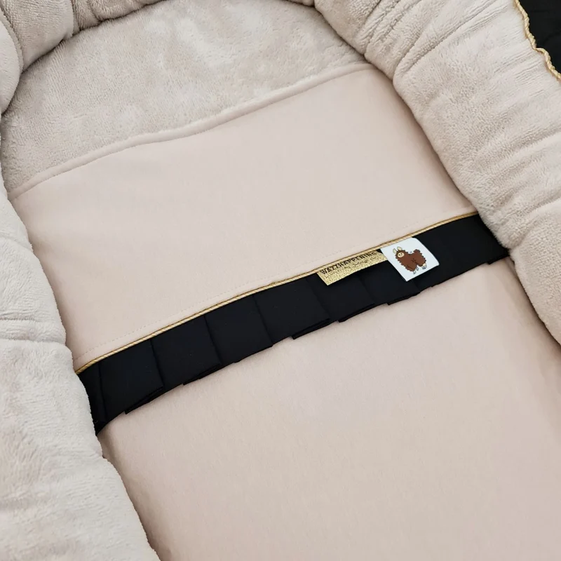Babydekentje Jaimy-zand-zwart-ruffles-plooirand-ruches-goud-bamboe